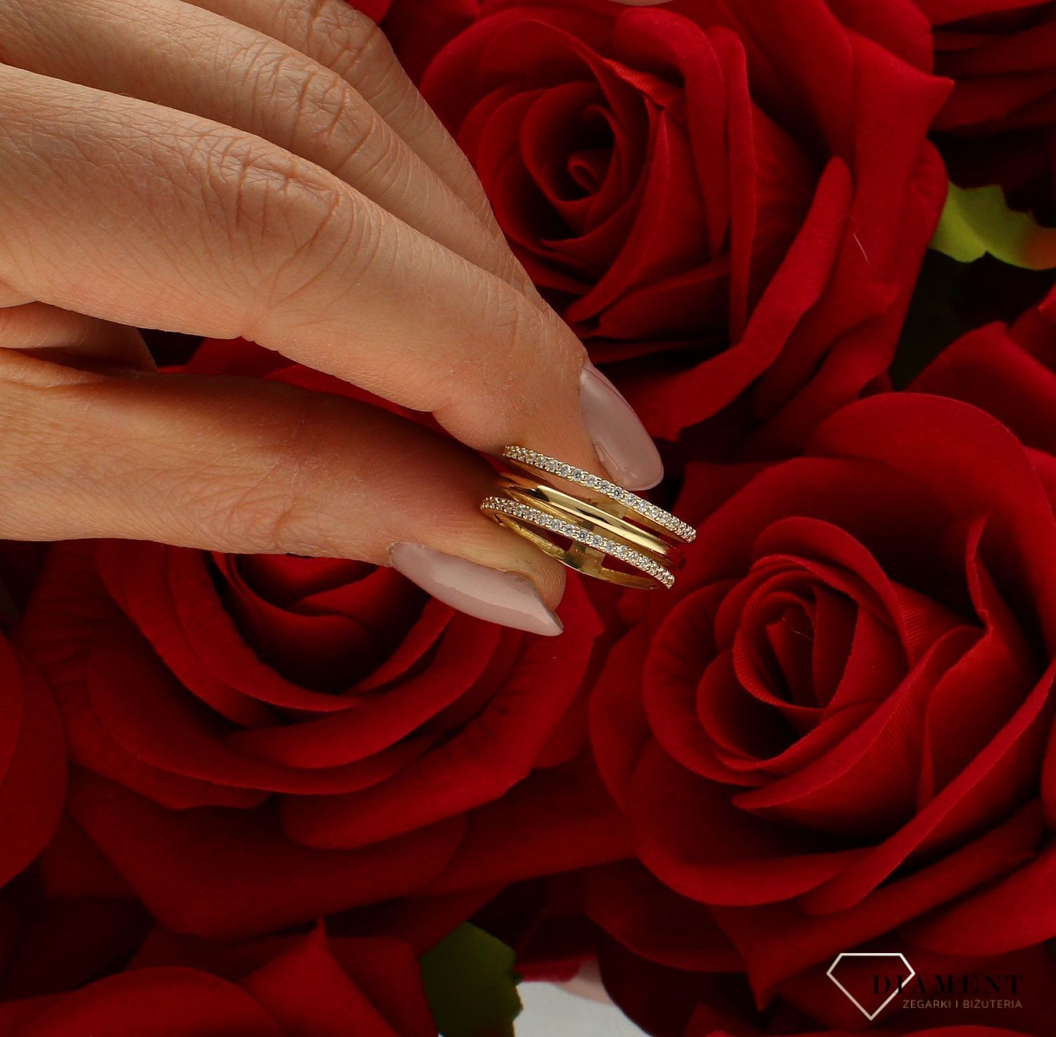 Złoty pierścionek 585 nowoczesny wzór cyrkonie rozmiar 16 to złoty damski pierścionek wykonany z wysokiej próby złota 585. Idealna biała cyrkonia we wzorze  nadają pierścionkowi nowoczesnego wyglądu (4).jpg